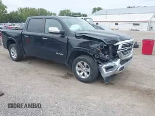 2022 Ram 1500 Laramie z VIN 1C6SRFJT2NN179069, wystawiony jako IAAI lot #43127220 z przebiegiem 83 741 mil mil oraz . Historia ofert i sprzedaży dostępna na DreamBid. Obrazek 1.