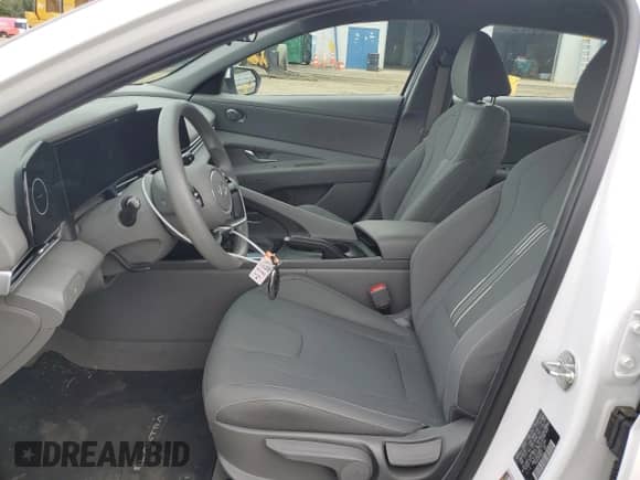 2024 Hyundai Elantra SEL с VIN KMHLM4DG8RU731549, выставлен на аукционе Copart как лот 71741565 с пробегом 8 961 миль миль и Списание • Salvage title. История ставок и продаж доступна на DreamBid. Изображение 7.