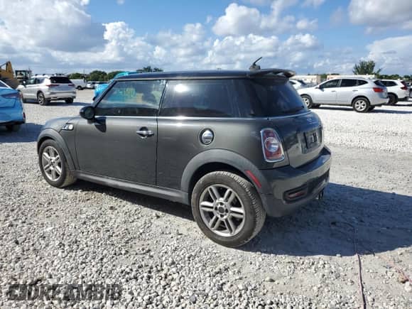 2011 MINI Hardtop S with VIN WMWSV3C58BTY11594, listed as a Copart auction lot 82583025 with 98,138 mi miles and Salvage title. Bid and sale history available at DreamBid. Image 2.