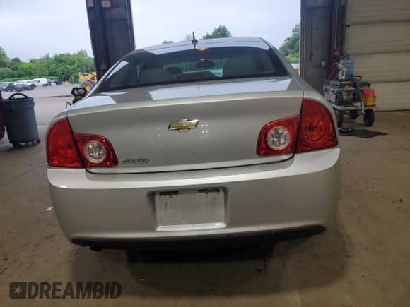 2011 Chevrolet Malibu 1LS z VIN 1G1ZB5E11BF295148, wystawiony jako Copart lot #62186085 z przebiegiem 176 485 mil mil oraz Szkoda całkowita • Salvage title. Historia ofert i sprzedaży dostępna na DreamBid. Obrazek 6.