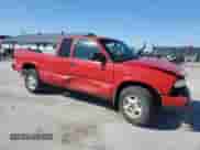 2003 Chevrolet S-10 LS z VIN 1GCDT19XX38150024, wystawiony jako Copart lot #84383625 z przebiegiem Nie podano mil oraz Szkoda całkowita • Salvage title. Historia ofert i sprzedaży dostępna na DreamBid. Obrazek 4.