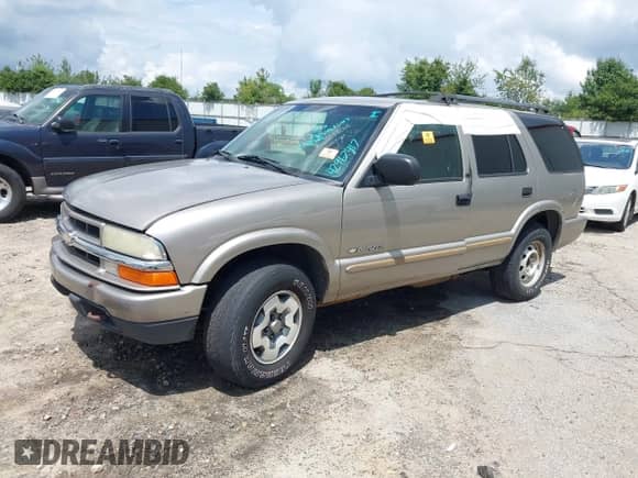 2002 Chevrolet Blazer LS z VIN 1GNDT13W92K219018, wystawiony jako IAAI lot #42967417 z przebiegiem 162 926 mil mil oraz . Historia ofert i sprzedaży dostępna na DreamBid. Obrazek 2.