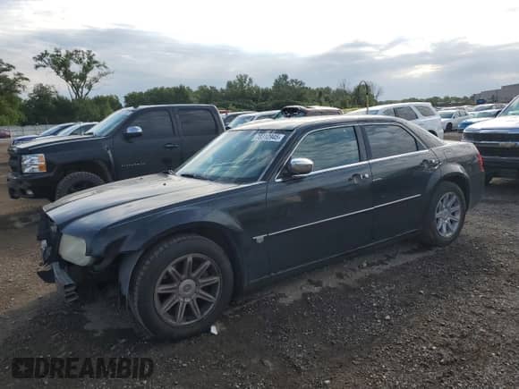 2006 Chrysler 300 C с VIN 2C3LA63H26H277708, выставлен на аукционе Copart как лот 70312945 с пробегом 180 630 миль миль и Списание • Salvage title. История ставок и продаж доступна на DreamBid. Изображение 1.