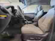 2017 Hyundai Santa Fe SE z VIN KM8SM4HF1HU167240, wystawiony jako Copart lot #82233795 z przebiegiem 130 076 mil mil oraz Czysty tytuł • Clean title. Historia ofert i sprzedaży dostępna na DreamBid. Obrazek 7.