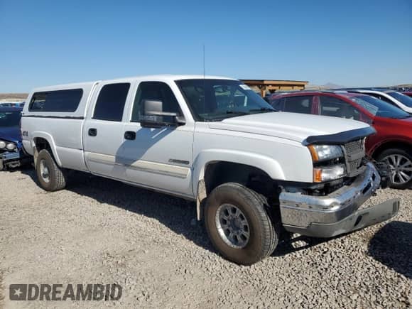 2004 Chevrolet Silverado 2500HD LT3 z VIN 1GCHK23G34F263748, wystawiony jako Copart lot #55696975 z przebiegiem Nie podano mil oraz Szkoda całkowita • Salvage title. Historia ofert i sprzedaży dostępna na DreamBid. Obrazek 4.