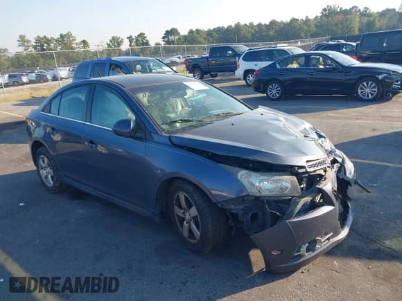 2014 Chevrolet Cruze 1LT z VIN 1G1PC5SB7E7144699, wystawiony jako IAAI lot #43241551 z przebiegiem 156 411 mil mil oraz . Historia ofert i sprzedaży dostępna na DreamBid. Obrazek 1.