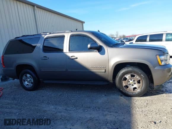 2011 Chevrolet Suburban LT z VIN 1GNSCJE09BR344091, wystawiony jako IAAI lot #41605909 z przebiegiem 312 559 mil mil oraz . Historia ofert i sprzedaży dostępna na DreamBid. Obrazek 13.