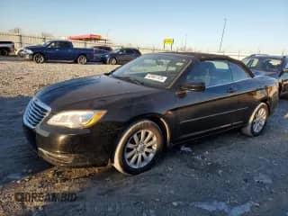 2014 Chrysler 200 Touring z VIN 1C3BCBEG7EN127411, wystawiony jako Copart lot #42461125 z przebiegiem 156 754 mil mil oraz Czysty tytuł • Clean title. Historia ofert i sprzedaży dostępna na DreamBid. Obrazek 1.