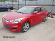 2013 Hyundai Veloster w/Black Int z VIN KMHTC6AD7DU129100, wystawiony jako IAAI lot #43459342 z przebiegiem 98 170 mil mil oraz . Historia ofert i sprzedaży dostępna na DreamBid. Obrazek 2.