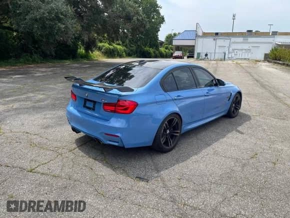 2017 BMW M3 z VIN WBS8M9C30H5G85547, wystawiony jako Copart lot #65657175 z przebiegiem 50 160 mil mil oraz Czysty tytuł • Clean title. Historia ofert i sprzedaży dostępna na DreamBid. Obrazek 4.