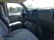2004 Chevrolet Express Passenger z VIN 1GAHG39U241208816, wystawiony jako IAAI lot #42460038 z przebiegiem 295 763 mil mil oraz . Historia ofert i sprzedaży dostępna na DreamBid. Obrazek 5.