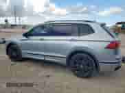 2022 Volkswagen Tiguan SE R-Line Black z VIN 3VV8B7AX8NM059661, wystawiony jako Copart lot #62700925 z przebiegiem 57 134 mil mil oraz Szkoda całkowita • Salvage title. Historia ofert i sprzedaży dostępna na DreamBid. Obrazek 2.