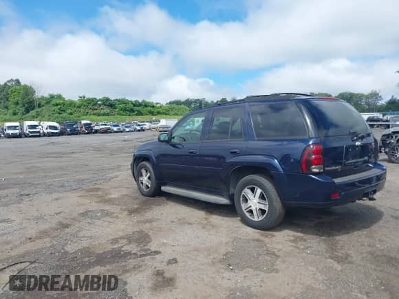 2007 Chevrolet TrailBlazer LS z VIN 1GNDT13S072206310, wystawiony jako IAAI lot #42751306 z przebiegiem 106 298 mil mil oraz . Historia ofert i sprzedaży dostępna na DreamBid. Obrazek 3.