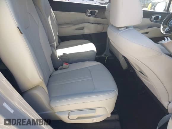 2024 Kia Sorento SX z VIN 5XYRK4JF2RG303784, wystawiony jako IAAI lot #41860346 z przebiegiem 8 978 mil mil oraz . Historia ofert i sprzedaży dostępna na DreamBid. Obrazek 8.