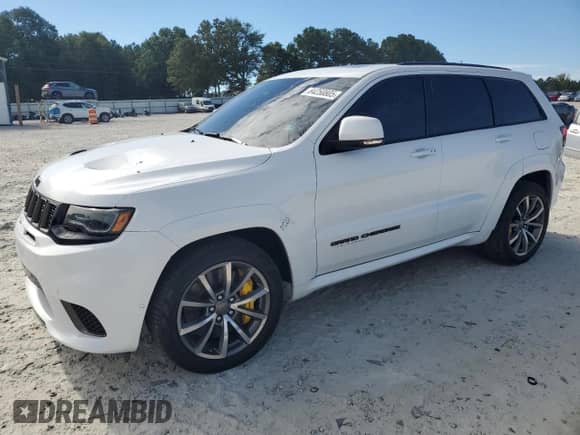 2018 Jeep Grand Cherokee Trackhawk z VIN 1C4RJFN94JC230283, wystawiony jako Copart lot #84250805 z przebiegiem 56 756 mil mil oraz Czysty tytuł • Clean title. Historia ofert i sprzedaży dostępna na DreamBid. Obrazek 1.