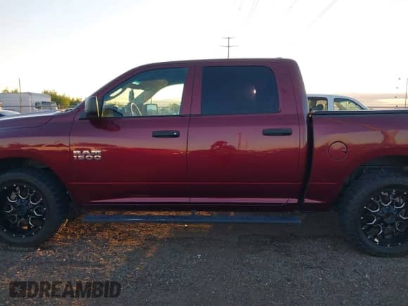 2018 Ram 1500 Express z VIN 1C6RR6KG0JS143540, wystawiony jako IAAI lot #43566231 z przebiegiem 184 224 mil mil oraz . Historia ofert i sprzedaży dostępna na DreamBid. Obrazek 14.