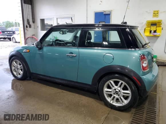 2012 MINI Hardtop с VIN WMWSU3C50CT258623, выставлен на аукционе Copart как лот 64395745 с пробегом 98 172 миль миль и Списание • Salvage title. История ставок и продаж доступна на DreamBid. Изображение 2.