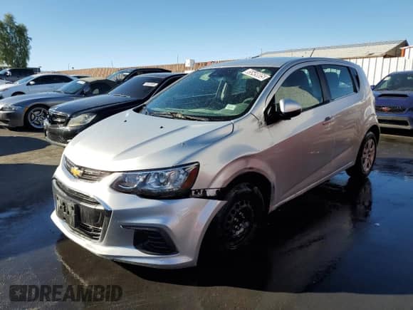 2020 Chevrolet Sonic LT z VIN 1G1JG6SB3L4131673, wystawiony jako Copart lot #85549805 z przebiegiem 99 999 mil mil oraz Czysty tytuł • Clean title. Historia ofert i sprzedaży dostępna na DreamBid. Obrazek 1.
