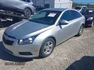 2012 Chevrolet Cruze 1LT z VIN 1G1PF5SC2C7145546, wystawiony jako IAAI lot #43392651 z przebiegiem 63 636 mil mil oraz . Historia ofert i sprzedaży dostępna na DreamBid. Obrazek 2.