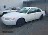 1998 Toyota Camry LE z VIN 4T1BG22K3WU216162, wystawiony jako IAAI lot #43118175 z przebiegiem 188 229 mil mil oraz . Historia ofert i sprzedaży dostępna na DreamBid. Obrazek 2.