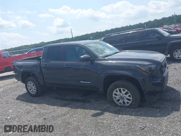 2024 Toyota Tacoma SR5 z VIN 3TMLB5JN3RM039609, wystawiony jako IAAI lot #42811469 z przebiegiem 19 681 mil mil oraz . Historia ofert i sprzedaży dostępna na DreamBid. Obrazek 13.