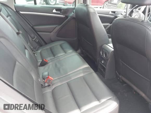 2013 Volkswagen Tiguan S z VIN WVGBV3AX6DW577296, wystawiony jako IAAI lot #42705129 z przebiegiem 110 709 mil mil oraz . Historia ofert i sprzedaży dostępna na DreamBid. Obrazek 8.