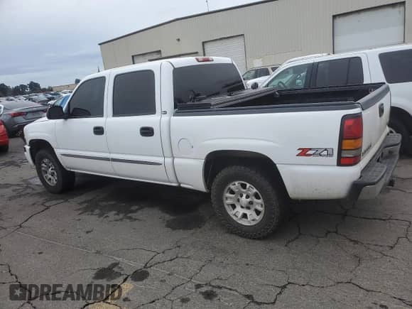 2005 GMC Sierra 1500 SLE z VIN 2GTEK13T751180214, wystawiony jako Copart lot #84294625 z przebiegiem 174 546 mil mil oraz Czysty tytuł • Clean title. Historia ofert i sprzedaży dostępna na DreamBid. Obrazek 2.