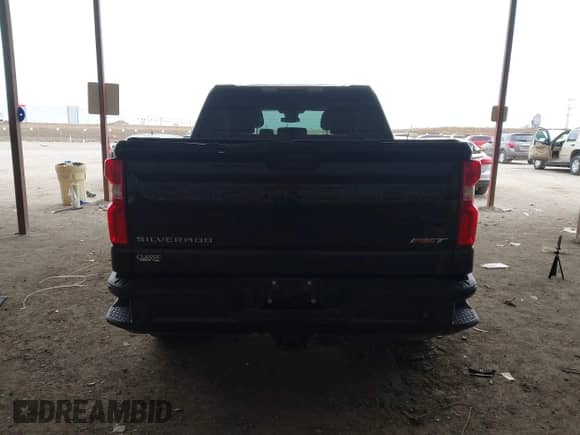 2022 Chevrolet Silverado 1500 RST z VIN 1GCUDEET0NZ644607, wystawiony jako IAAI lot #41614044 z przebiegiem 56 524 mil mil oraz . Historia ofert i sprzedaży dostępna na DreamBid. Obrazek 16.