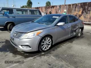 2013 Hyundai Azera z VIN KMHFH4JGXDA245194, wystawiony jako Copart lot #77252934 z przebiegiem 128 712 mil mil oraz Czysty tytuł • Clean title. Historia ofert i sprzedaży dostępna na DreamBid. Obrazek 1.