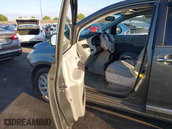 2013 Toyota Sienna XLE AAS с VIN 5TDYK3DC8DS303565, выставлен на аукционе IAAI как лот 43243035 с пробегом 87 230 миль миль и . История ставок и продаж доступна на DreamBid. Изображение 5.