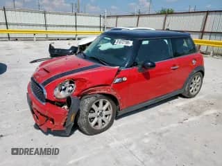 2011 MINI Hardtop S with VIN WMWSV3C50BTY12819, listed as a Copart auction lot 81072195 with 124,284 mi miles and Salvage title. Bid and sale history available at DreamBid. Image 1.