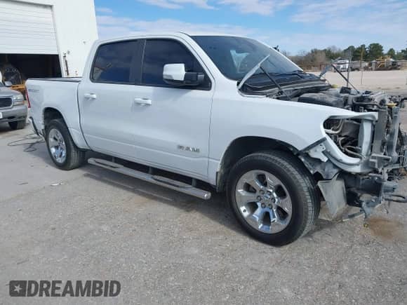 2021 Ram 1500 Big Horn z VIN 1C6SRFFT5MN650476, wystawiony jako IAAI lot #41229878 z przebiegiem 107 980 mil mil oraz . Historia ofert i sprzedaży dostępna na DreamBid. Obrazek 1.