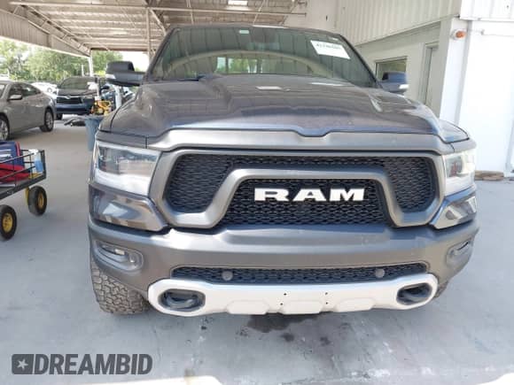 2019 Ram 1500 Rebel z VIN 1C6SRFLT1KN560260, wystawiony jako IAAI lot #42346505 z przebiegiem 134 862 mil mil oraz . Historia ofert i sprzedaży dostępna na DreamBid. Obrazek 12.