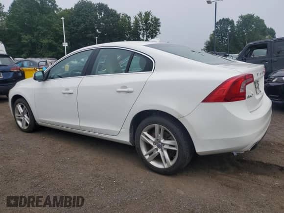 2015 Volvo S60 T5 Premier z VIN YV1612TBXF1310718, wystawiony jako Copart lot #67234645 z przebiegiem 151 555 mil mil oraz Szkoda całkowita • Salvage title. Historia ofert i sprzedaży dostępna na DreamBid. Obrazek 2.