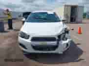 2012 Chevrolet Sonic LS z VIN 1G1JA6SH2C4216784, wystawiony jako IAAI lot #42829264 z przebiegiem 176 800 mil mil oraz . Historia ofert i sprzedaży dostępna na DreamBid. Obrazek 12.