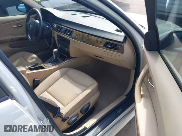 2007 BMW 3 Series 328i z VIN WBAVC53547FZ73971, wystawiony jako IAAI lot #43293178 z przebiegiem 137 616 mil mil oraz . Historia ofert i sprzedaży dostępna na DreamBid. Obrazek 5.