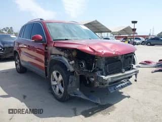 2010 Volkswagen Tiguan S с VIN WVGAV7AX3AW001762, выставлен на аукционе IAAI как лот 42572895 с пробегом 127 433 миль миль и . История ставок и продаж доступна на DreamBid. Изображение 1.