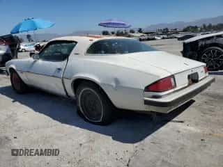 1977 Chevrolet Camaro z VIN 1S87U7L586199, wystawiony jako Copart lot #69465935 z przebiegiem 86 025 mil mil oraz Czysty tytuł • Clean title. Historia ofert i sprzedaży dostępna na DreamBid. Obrazek 2.