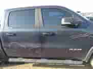 2019 Ram 1500 Rebel z VIN 1C6SRFLTXKN659501, wystawiony jako IAAI lot #42572938 z przebiegiem 96 124 mil mil oraz . Historia ofert i sprzedaży dostępna na DreamBid. Obrazek 14.