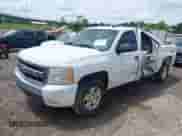 2007 Chevrolet Silverado 1500 1LT z VIN 3GCEK13M27G503233, wystawiony jako IAAI lot #42487465 z przebiegiem 220 704 mil mil oraz . Historia ofert i sprzedaży dostępna na DreamBid. Obrazek 6.