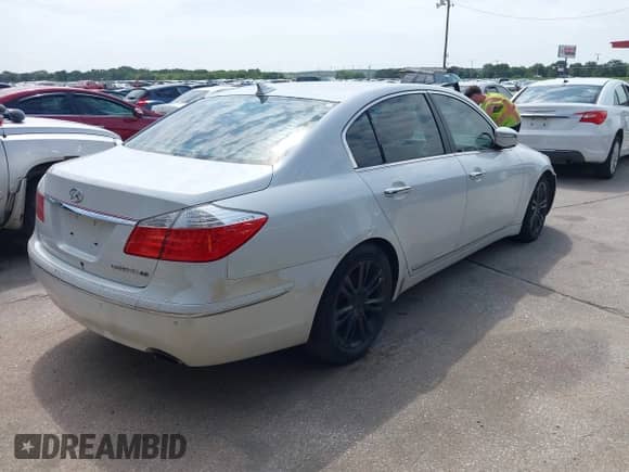2011 Hyundai Genesis z VIN KMHGC4DF2BU141591, wystawiony jako IAAI lot #42666342 z przebiegiem Nie podano mil oraz . Historia ofert i sprzedaży dostępna na DreamBid. Obrazek 4.