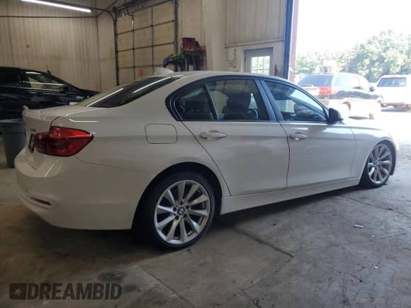 2018 BMW 3 Series 320i xDrive z VIN WBA8E5G56JNU45704, wystawiony jako Copart lot #68655805 z przebiegiem 59 962 mil mil oraz Szkoda całkowita • Salvage title. Historia ofert i sprzedaży dostępna na DreamBid. Obrazek 3.