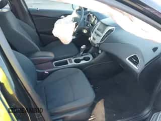 2018 Chevrolet Cruze LS z VIN 1G1BC5SM0J7153797, wystawiony jako IAAI lot #43238190 z przebiegiem 128 033 mil mil oraz . Historia ofert i sprzedaży dostępna na DreamBid. Obrazek 5.