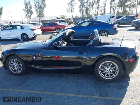 2004 BMW Z4 2.5i с VIN 4USBT33554LS52477, выставлен на аукционе IAAI как лот 41120153 с пробегом 125 585 миль миль и . История ставок и продаж доступна на DreamBid. Изображение 14.