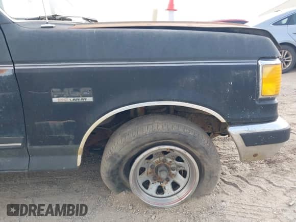 1989 Ford F-150 z VIN 1FTDF15N4KNB64593, wystawiony jako IAAI lot #43416444 z przebiegiem 56 571 mil mil oraz . Historia ofert i sprzedaży dostępna na DreamBid. Obrazek 6.