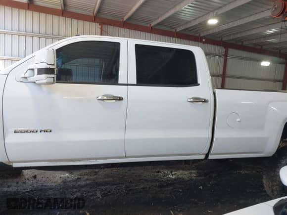 2015 Chevrolet Silverado 2500HD Work Truck с VIN 1GC1KUE88FF175767, выставлен на аукционе IAAI как лот 43463710 с пробегом 267 000 миль миль и . История ставок и продаж доступна на DreamBid. Изображение 15.