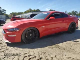 2019 Ford Mustang GT z VIN 1FA6P8CF3K5118995, wystawiony jako Copart lot #84606385 z przebiegiem 54 564 mil mil oraz Szkoda całkowita • Salvage title. Historia ofert i sprzedaży dostępna na DreamBid. Obrazek 1.