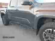 2024 Toyota Tacoma SR5 z VIN 3TMLB5JN8RM080821, wystawiony jako IAAI lot #43198796 z przebiegiem 13 169 mil mil oraz . Historia ofert i sprzedaży dostępna na DreamBid. Obrazek 6.