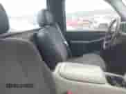 2000 Chevrolet Silverado 1500 z VIN 1GCEC14T7YZ313576, wystawiony jako IAAI lot #42131120 z przebiegiem 305 082 mil mil oraz . Historia ofert i sprzedaży dostępna na DreamBid. Obrazek 8.