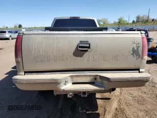 2000 Chevrolet Silverado 3500 z VIN 1GCHK33JXYF495707, wystawiony jako Copart lot #55843745 z przebiegiem 189 912 mil mil oraz Szkoda całkowita • Salvage title. Historia ofert i sprzedaży dostępna na DreamBid. Obrazek 6.